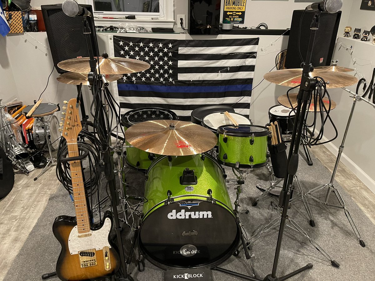 farewellphilo's tweet photo. Snow day, empty studio https://t.co/98J4IKUie7