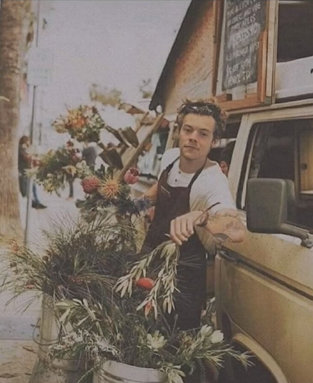 bline02's tweet image. happy birthday to the only man i let make me cry @Harry_Styles 🤍