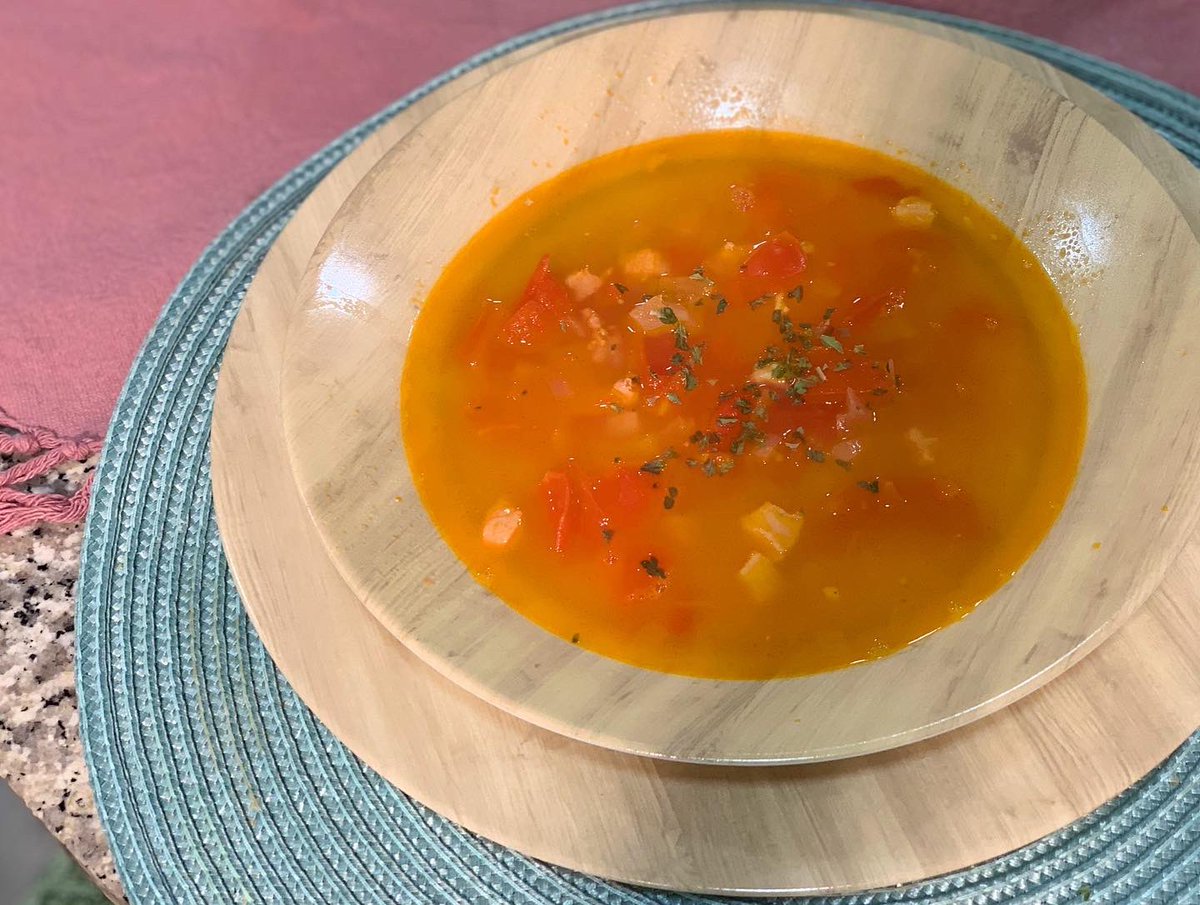 オリーブさん 家庭料理 トマトスープと鶏ミンチと人参の炒め物 スープは玉ねぎトマト ベーコン セロリ をたっぷりのオリーブオイルで軽く炒めて 水とコンソメを入れ煮て完成 炒め物は オリーブオイルでニンニクを炒め ひき肉と人参 ローズマリーを オリーブさん 家庭料理 トマトスープと鶏ミンチと人参の炒め物 スープは玉ねぎトマト ベーコン セロリ をたっぷりのオリーブオイルで軽く炒めて 水とコンソメを入れ煮て完成 炒め物は オリーブオイルでニンニクを炒め ひき肉と人参 ローズマリーを