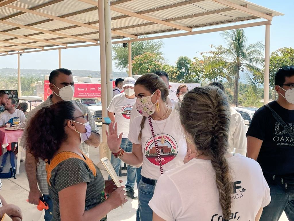 NalleOax's tweet photo. ¡Seguimos haciendo equipo por #Oaxaca! Encabezados por la Sra. @IvetteMurat visitamos el Mercado #Zicatela en #StaMaColotepec  para brindar atención a las y los locatarios con el Programa “Mi Mercado DIFerente”. La salud es una prioridad para el @GobOax del Mtro. @alejandromurat. https://t.co/YlyoK2iN95