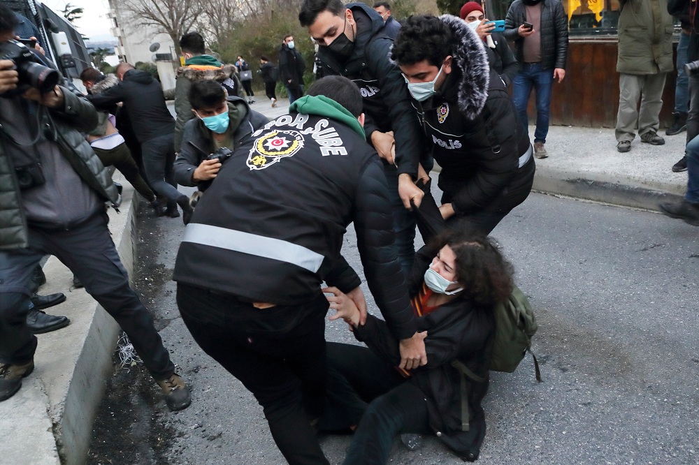 الشرطة التركية تعتقل 159 خلال احتجاج على تعيين أردوغان عميداً بإحدى الجامعات صحيفة الخليج الخليج خمسون عاماً