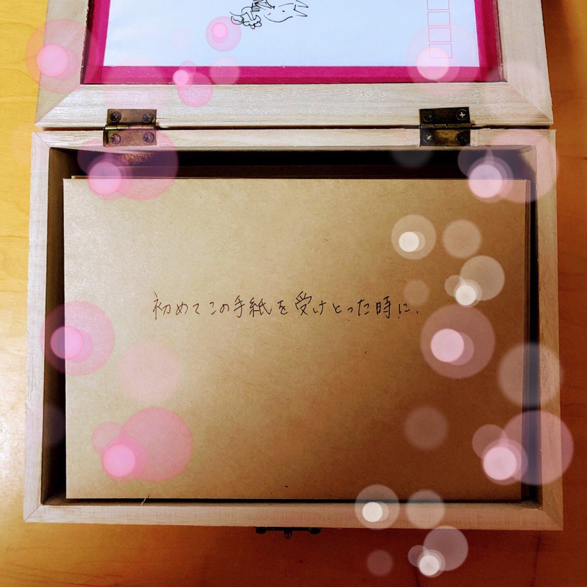 uz_cha_'s tweet photo. #ひとえうさぎ
#openwhenletters

この間のクリスマスプレゼントでOpenWhenLettersを作ったんだけど、便箋の代わりに、彼の大好きなひとえうさぎの絵葉書を使ってみた！
可愛い絵柄がいっぱいで39通も書いてしまった〜😂絵葉書の絵柄も楽しみに手紙を読んでくれているみたい。 https://t.co/stRVepv1TL