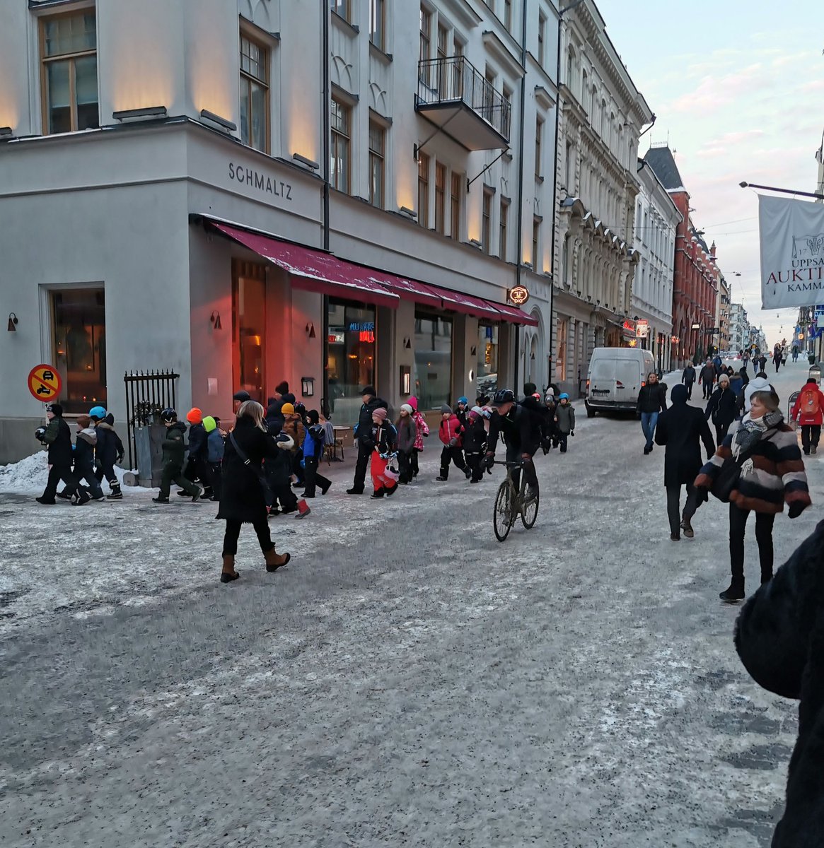 (56)Today in Stockholm ... Open shops, a busy shopping street and a school class returning from sports pic  @MarkusFFM002