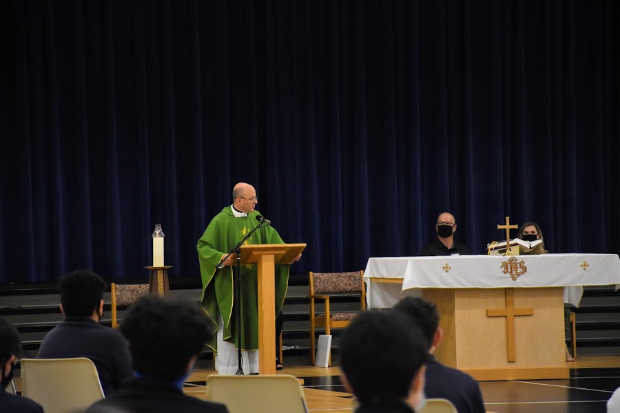 StMarthaCS's tweet photo. #CSW21 Community. MS students attended Mass, following safety protocols, with Celebrant, Fr. John Belmonte, S.J., Superintendent. Students & staff wore shirts of favorite orgs., & we collected food & clothing for Booker Elem. & food pantries! #StrengthInFaith #CharacterInService https://t.co/6xEWyiod34