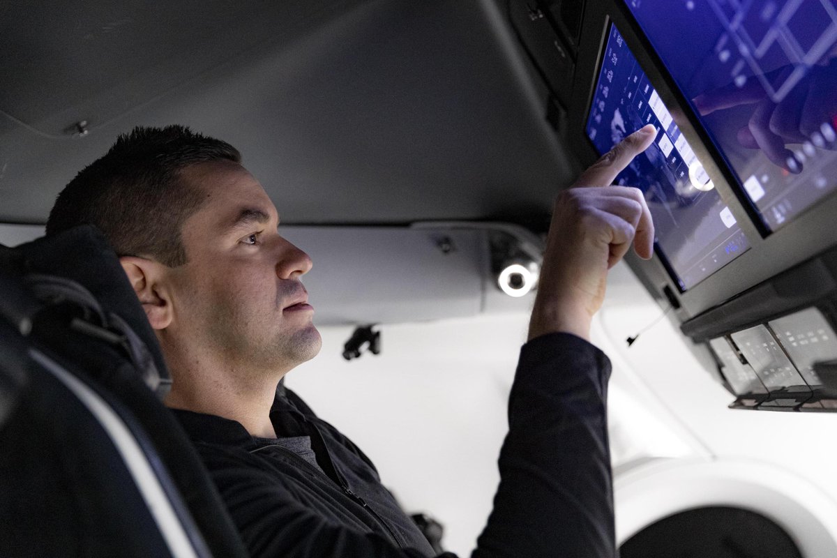 thesheetztweetz's tweet photo. Today's announcement means SpaceX now has 4 private space tourism missions on the books:

Q4 2021 — Inspiration4 free flyer
Q1 2022 — Axiom's AX-1 to the ISS
2022 — Space Adventures' free flyer
2023 — Yusaku Maezawa's @dearmoonproject on Starship
https://t.co/cdGEy1xnRx https://t.co/SuuwR2kTCK