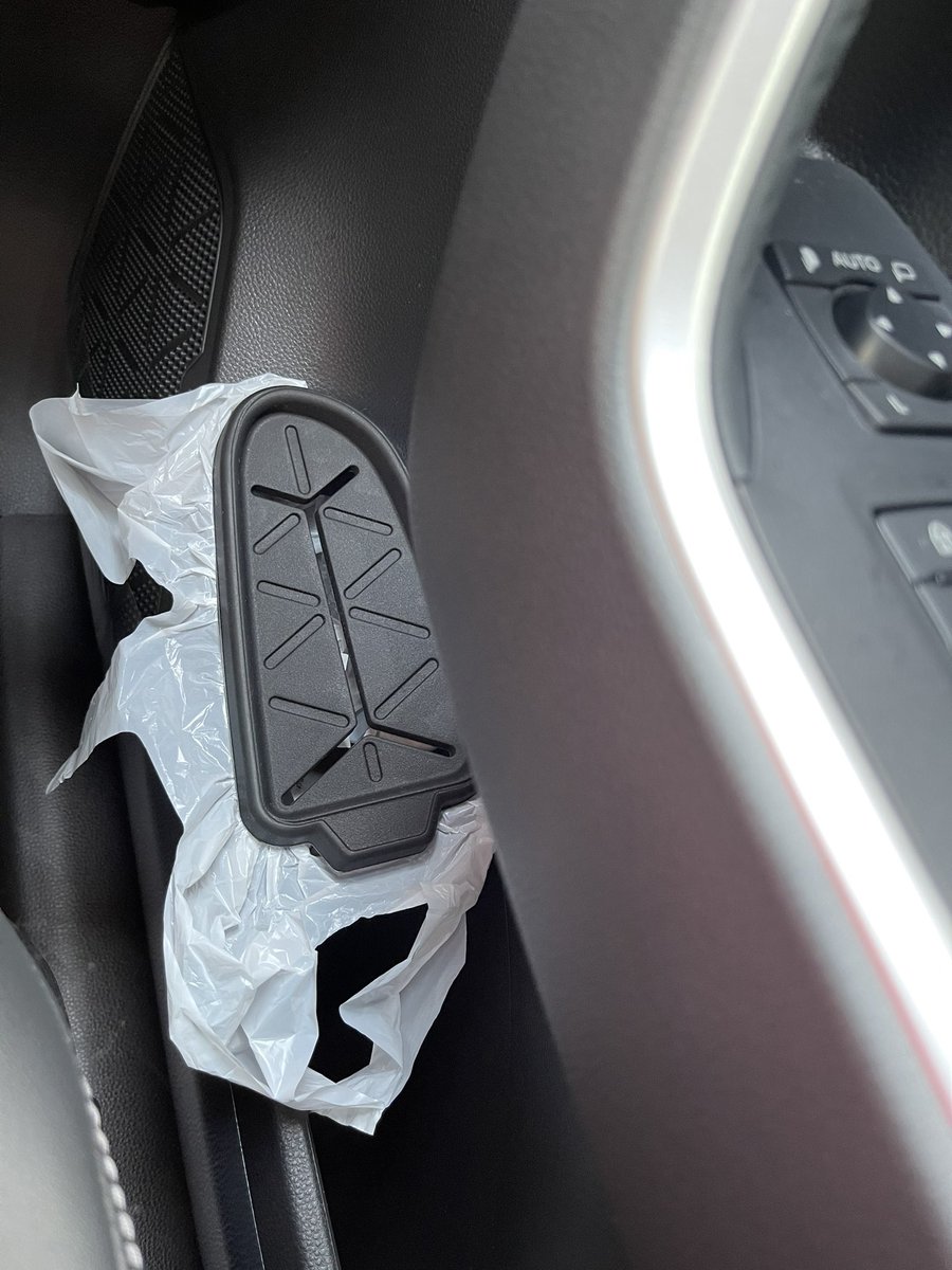 りな Rav4 Rav4専用のゴミ箱がプリウスの時と違って 蓋全体がシリコンだから袋入れるとめちゃカパカパ 使い勝手が悪いのか 私の袋の付け方が悪いのか そしてドリンクホルダーを買うか迷い中