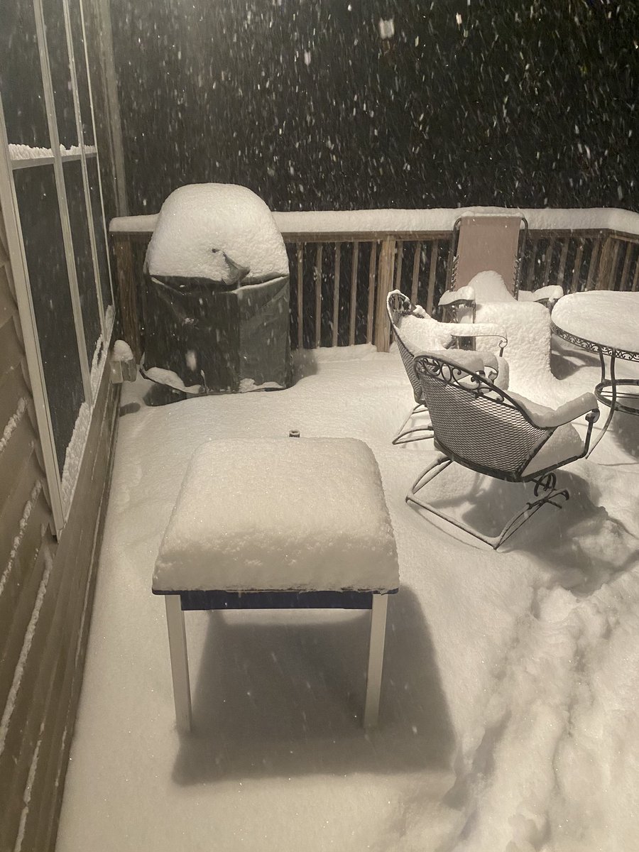 Hayds1221's tweet photo. [6 PM] Heavy snow in Westborough with total snow accumulation of 5.5” through 6 pm. Current temp 27 degrees. @nwsboston @wx1box https://t.co/Wf5BieIcko