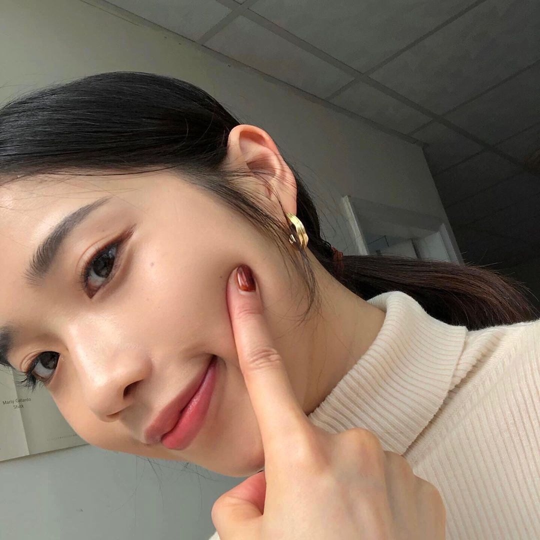 ponyeffect__'s tweet image. How radiant does @ellie_yc 's makeup look? 🤩

She used Glowstay Cushion Foundation to create a #natural but glowing base for her makeup ✨

🛒: l8r.it/OfwJ
⁠
#FOUNDATION #PONYEFFECT #포니이펙트 #KBEAUTY #MAKEUP #KMAKEUP #KOREANCOSMETICS #DEWYFINISH