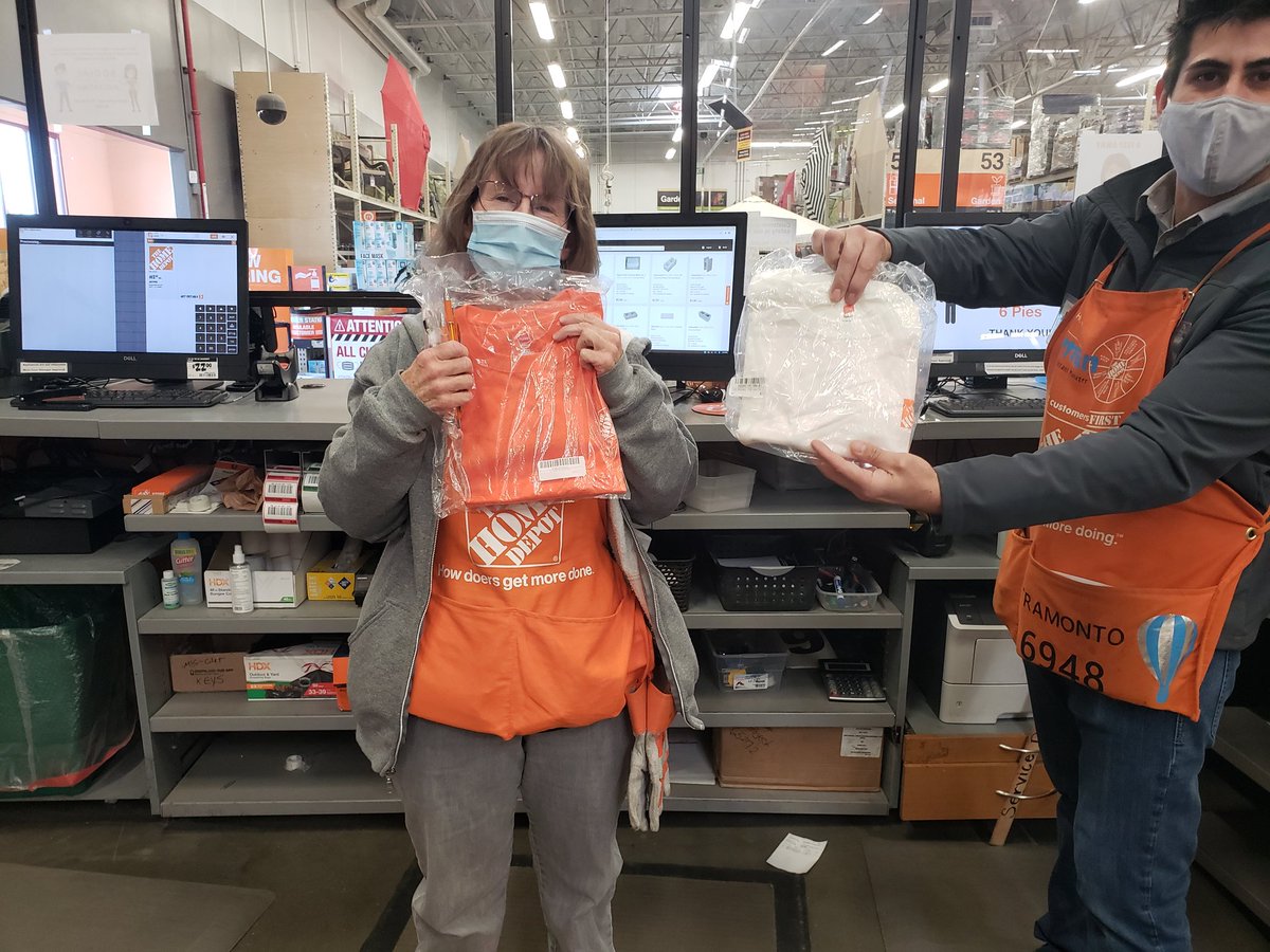 RomanC072128's tweet photo. Congrats Cheryl on winning services!!!  Cashing in your Homer Bucks on Swag and Home Depot Shirts!!! @CrystalP6948 @Sarahpat81 @D130Services https://t.co/SapqlrM0tN