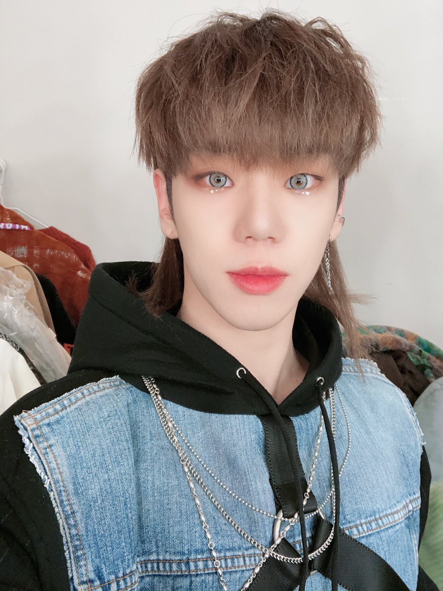 byeongkwan selfies from this angle >>>