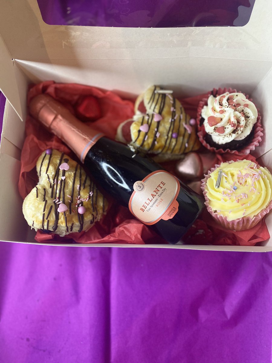 MyCoolCakes's tweet photo. @KashARTworks London based, homemade cakes black owned🥳❤️ https://t.co/orMWAOLIld
