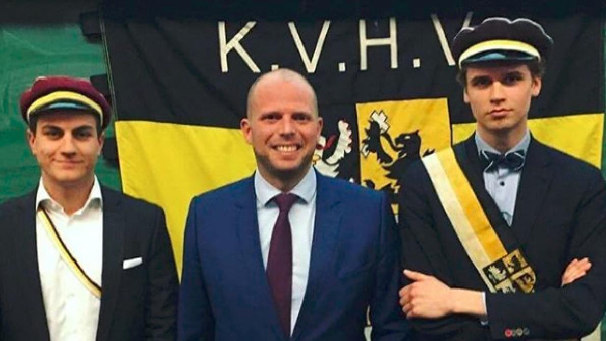 At that time, they had members in the far-right political party Vlaams Belang, but also in the more moderate right-wing N-VA (where they even served as a bodyguards of former state secretary for Asylum Policy and Migration Theo Francken, center) and the centrist CD&V (3/11)