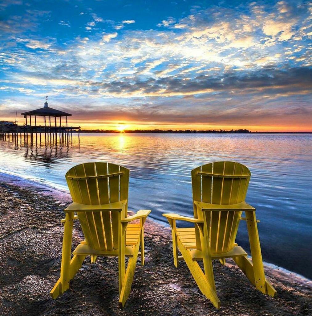 Waiting for the sun to rise, another day in paradise 💙💛
#sunset #Paradise