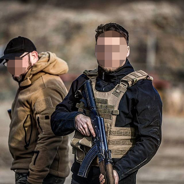 Stijn L. spent 5 years in the French Foreign Legion, after which he was trained as a ‘Private Military Contractor’ by the ‘European Bodyguard and Security Services Association’ (EBSSA). A company based in Serbia and reportedly influenced by Russia’s GRU (5/11)
