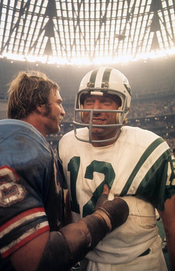 ThrillVictory's tweet photo. Joe Namath of the New York Jets and Ron Pritchard of the Houston Oilers after a game at the Houston Astrodome in 1972. #JoeNamath #NYJ #NewYork #Jets #football #RonPritchard #HoustonOilers #Astrodome #Houston https://t.co/tGN4P2KXcV