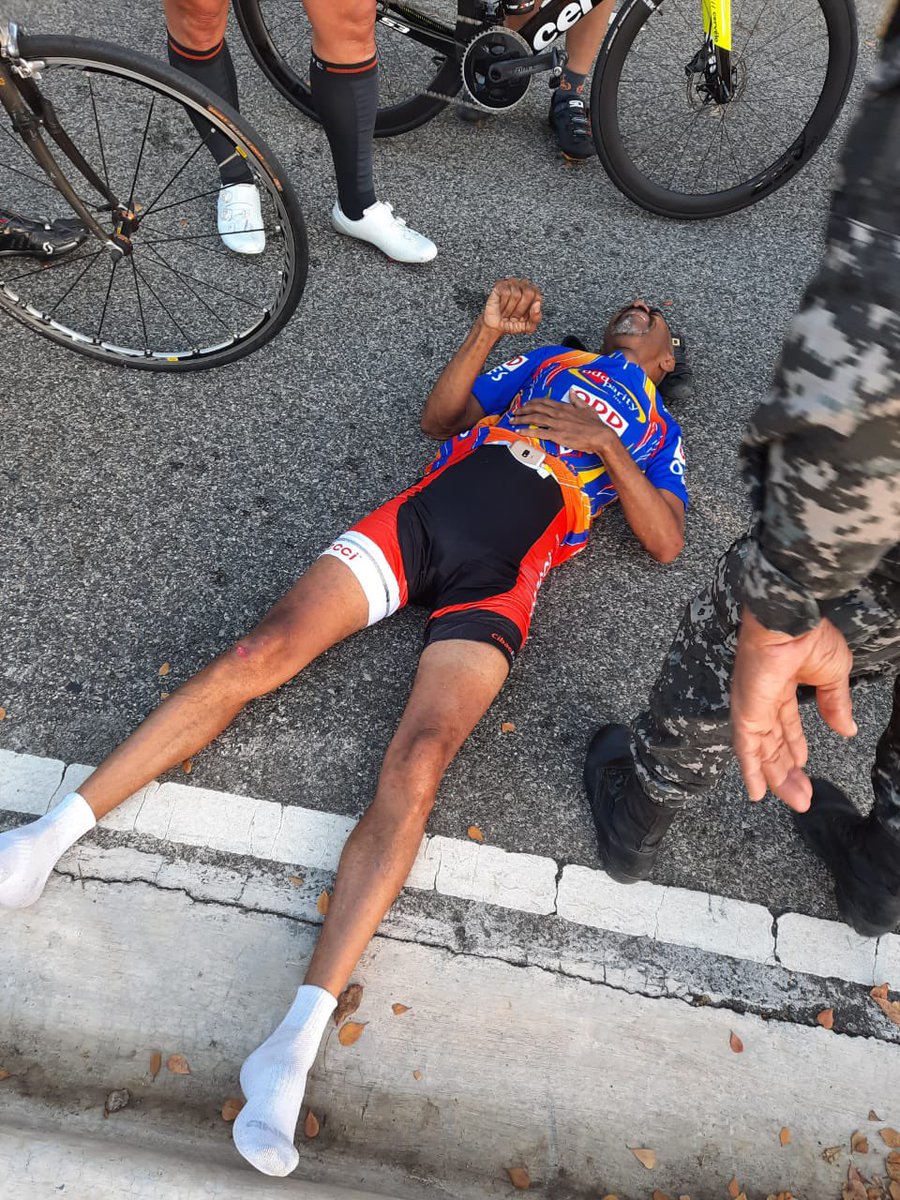 Ciclista caído y muy mal herido en el Parque Mirador por culpa de dueña de perro sin correa. Es necesaria la intervención de <a href="/AlcaldiaDN/">Alcaldía DN</a> para controlar esto!