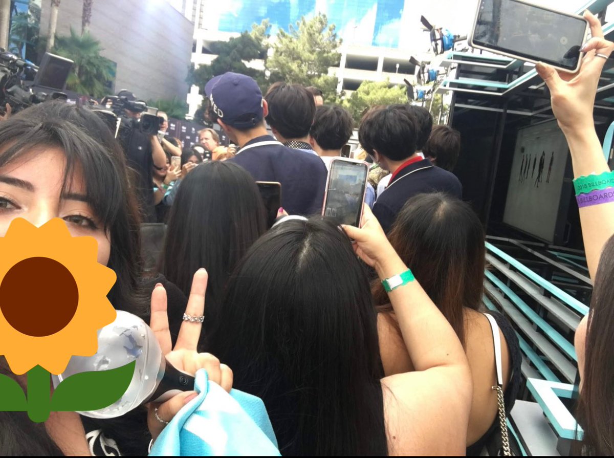 outro_tk's tweet photo. yeah this is the closest to having BTS in my background 😭 #bbmas2018 https://t.co/jJDFH0c4oh