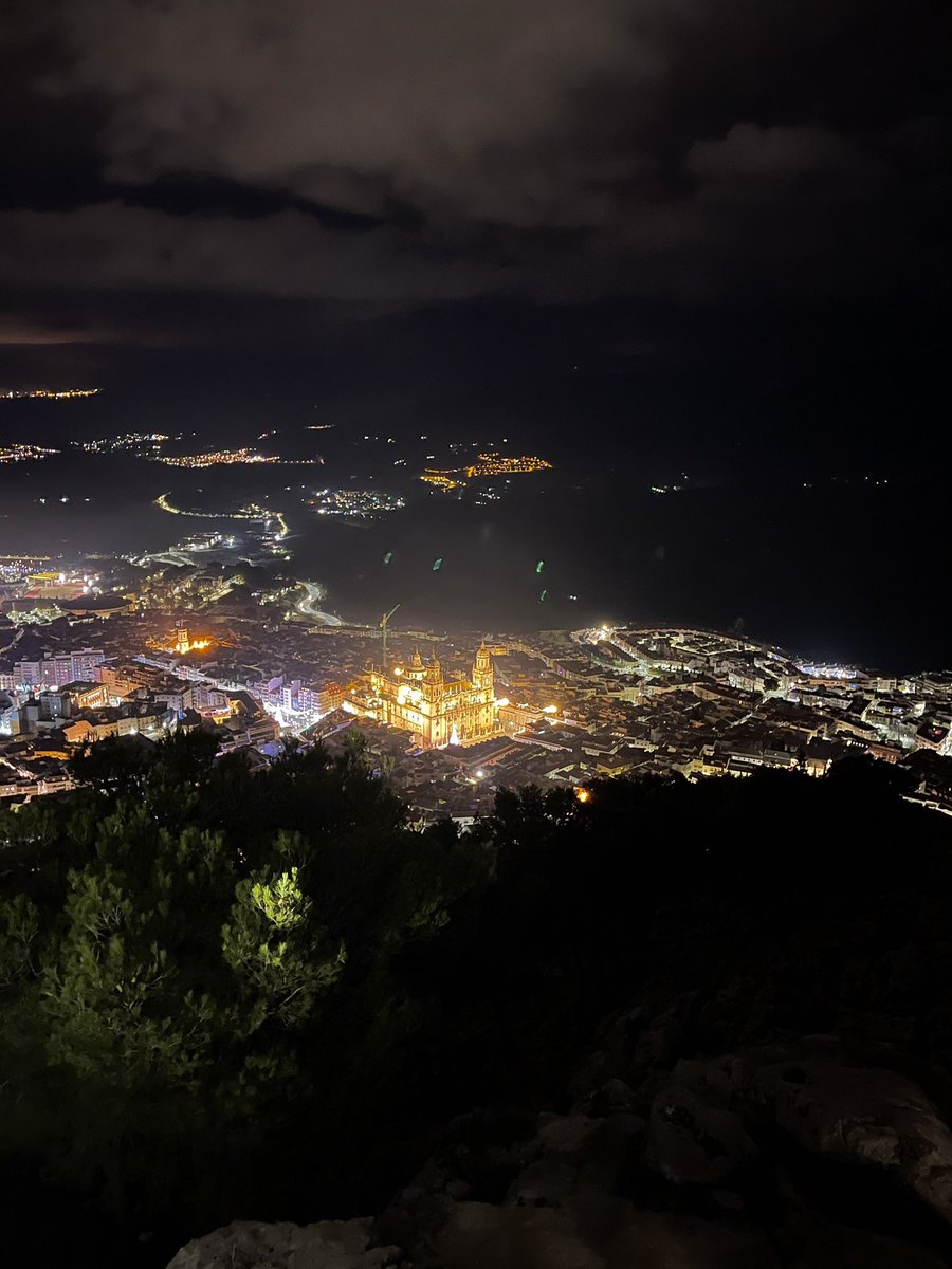MAGS412's tweet photo. Sė de un lugar, que cuando cae la noche, se encienden los sueños. #jaen https://t.co/GxlL2Si7Sp