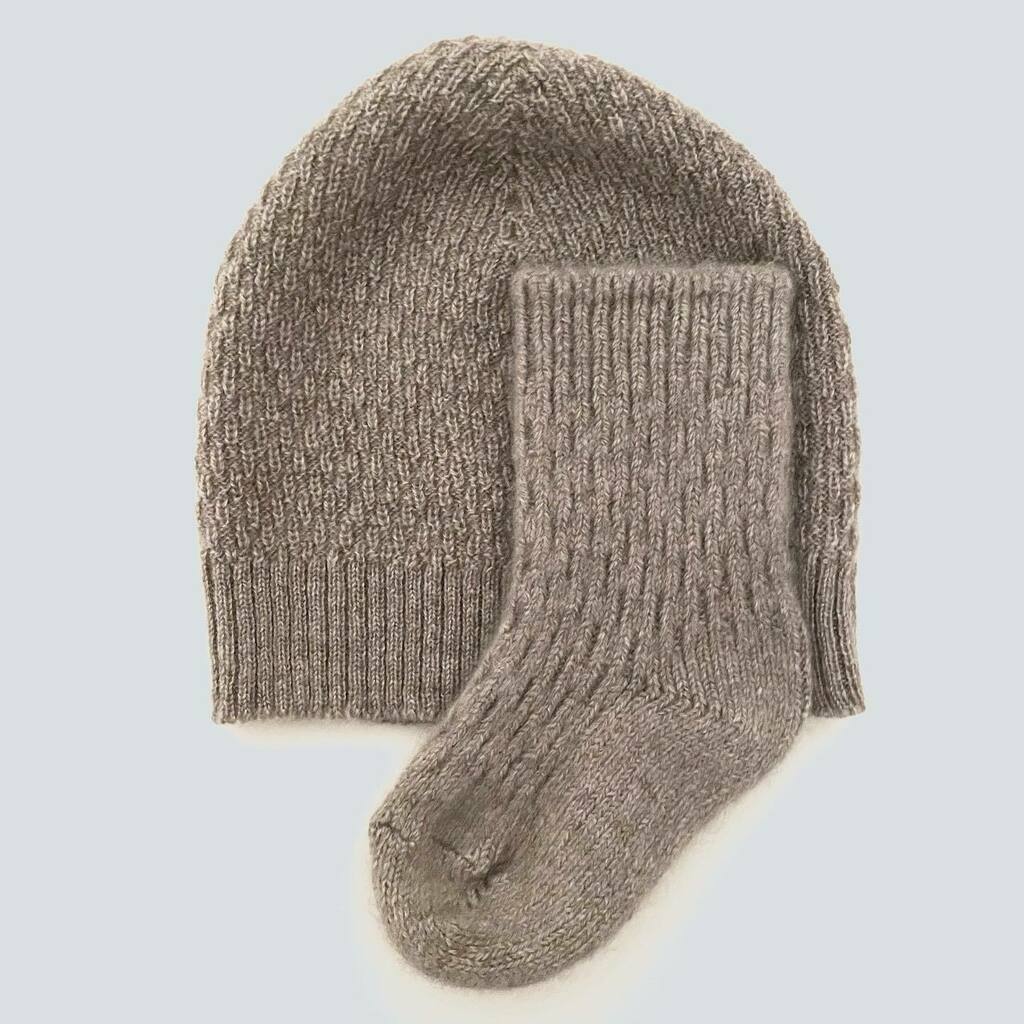 Baby Cashmere 👶 
Lightweight cashmere hat and double yarn socks.  Both super soft 😊

#mongoliancashmere #madeinmongolia #babycashmere #ethicalbabywear #cosytoes #babyclothesonline #cosyknits #sustainablechildrenswear 
#delicateknits #cashmereknitwear… instagr.am/p/CKxKXm7DMOo/