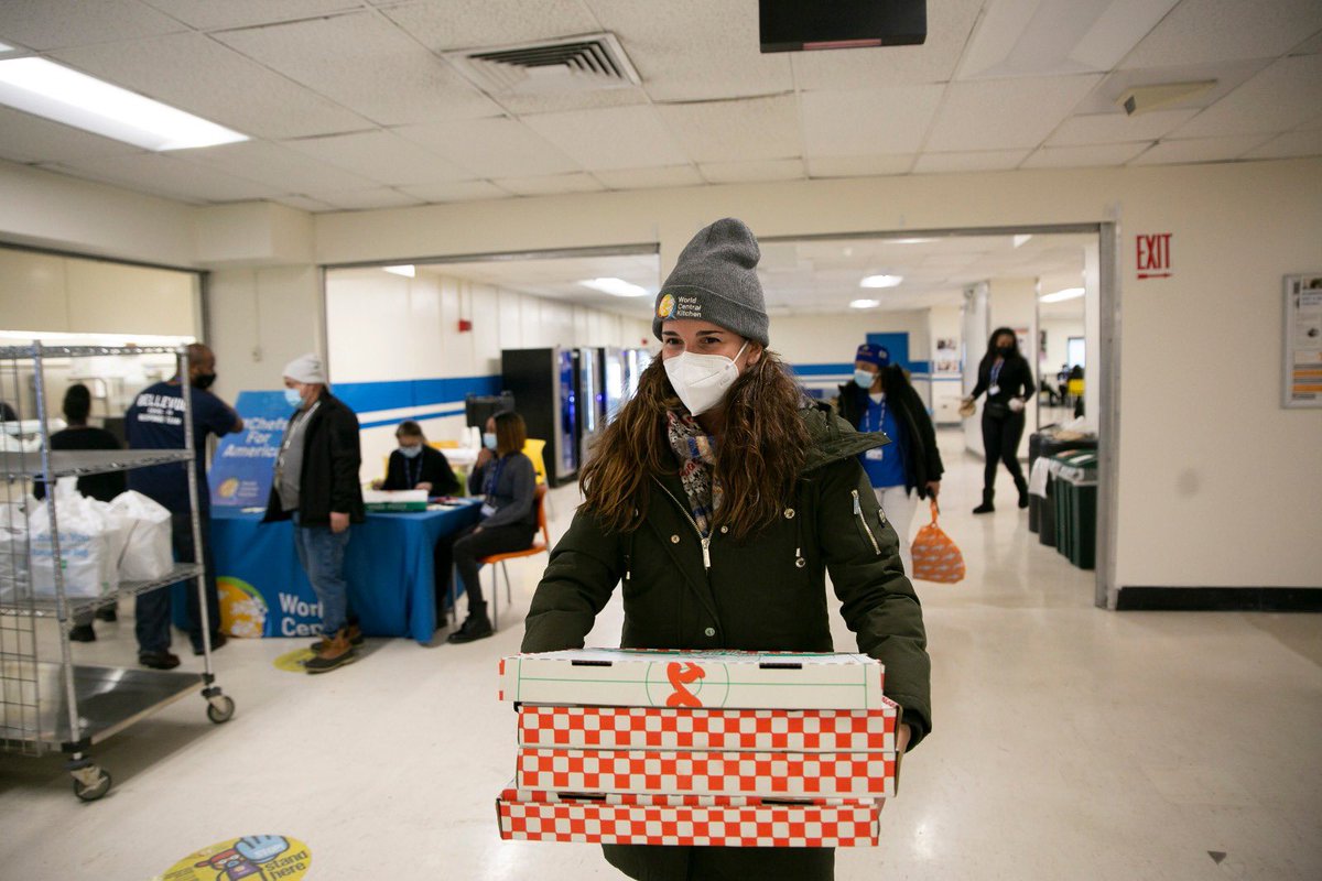 natemook's tweet image. With the NYC subway shutting down at 2pm, many hospital staff we’ve been serving aren’t able to leave and will be staying overnight. Our @WCKitchen team had local partner Upside Pizza prepare extra pizzas that we delivered to make sure they had dinner tonight! 🍕 #ChefsForAmerica