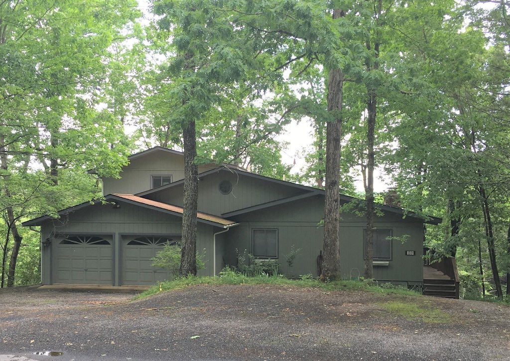 A few weekends left for winter 2021! Two hours from the DMV with plenty of socially distant outdoor sports ⁦<a href="/BryceResort/">Bryce Resort</a>⁩ ⁦<a href="/ShenandoahNPS/">ShenandoahNPS</a>⁩ #skiing #snowboard #iceskating #tubing - book today! t.vrbo.io/PC7wumScxdb