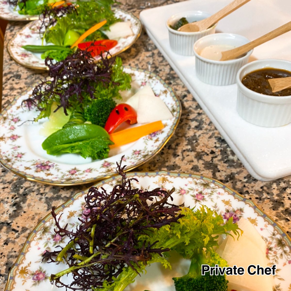 privatechef_ws's tweet photo. 出張シェフで実家の父の野菜と
うえのはらハーブガーデンの
オーガニック野菜のサラダを提供。
新鮮で柔らかく香りも良く
喜んで頂きました♪

#ケータリング #デリバリー #出張シェフ  #プライベートシェフ  #オーガニック　#サステナブル https://t.co/b8WbzYDv4Y
