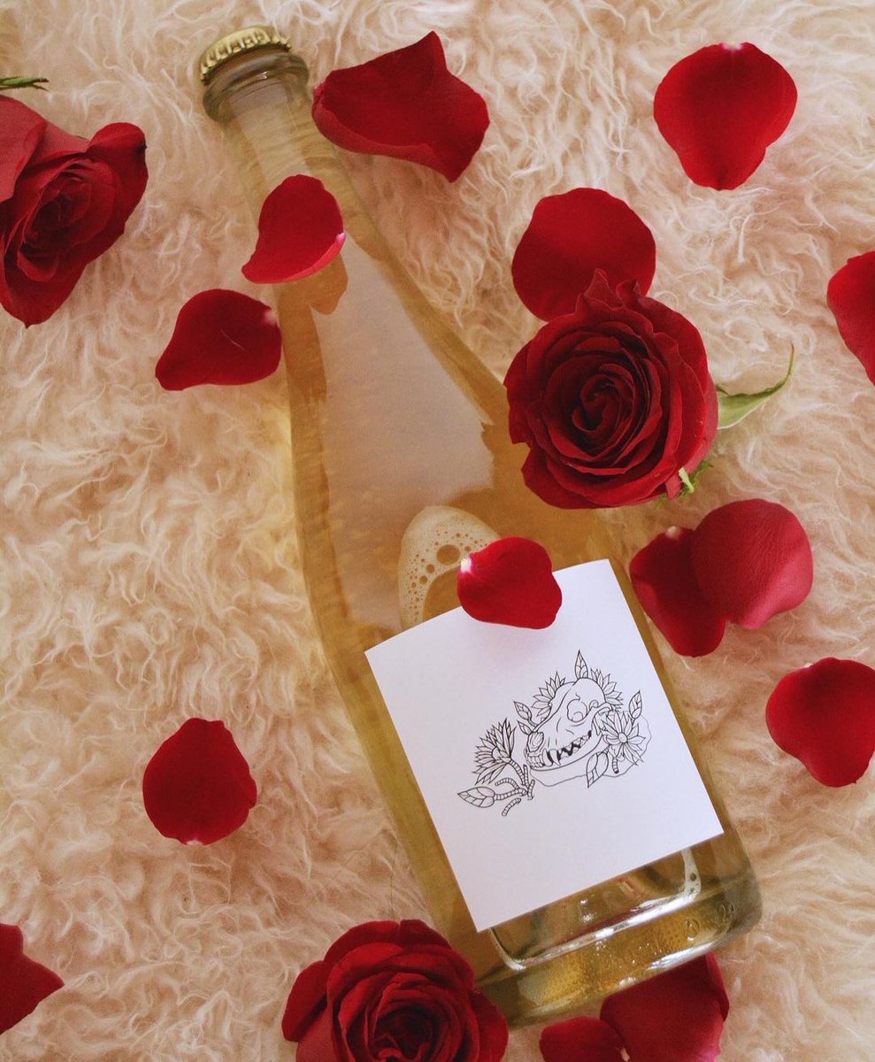 We've curated a special #ValentinesDay Gift Set of our Flora &amp; Fauna’s 2019 Sparkling, 2016 Mirage, and Ambassador Port. Or go bold and grab our Dozen Red Wines to go along with those roses! 🌹

Now available for purchase online: deserthills.ca/Wines/All-Wines