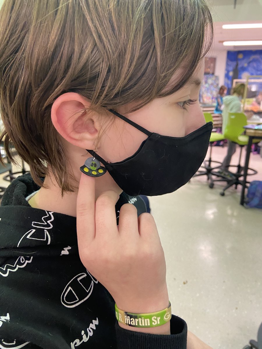 ETCSD's tweet photo. 🎨💡 MAKER MONDAY happens every day in the ETMS Art room! Students are given the guidance and encouragement to explore the 6C's that East Troy strives for: Creativity, Curiosity, Critical-Thinking, Collaboration, Communication, and Content. 
#ETlearningignitED #MakerMonday https://t.co/lt7NbN2ABn
