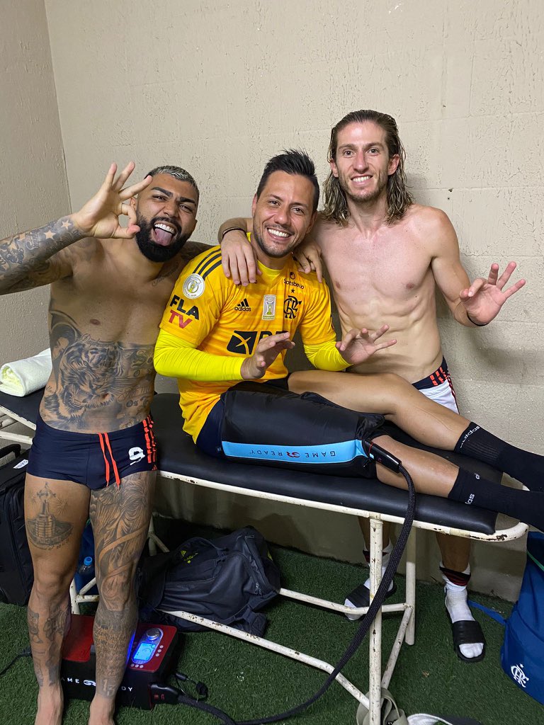gabigol's tweet photo. Melhoras irmão, estamos com você @diegoalvesgol te amo ❤️ https://t.co/boF4Ag62Jr