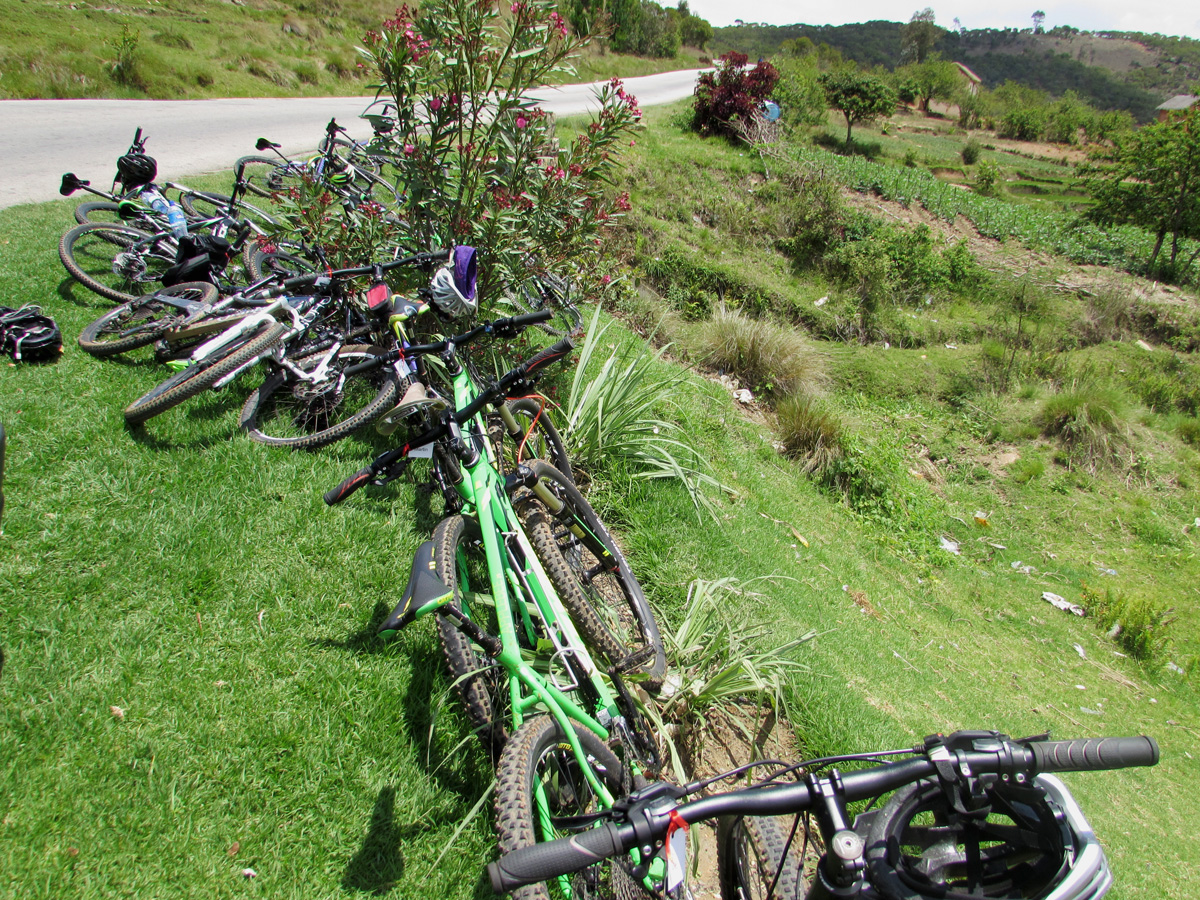 CycleMadagascar's tweet photo. Break. #Highlands between #Antsirabe and #Ambositra. #CycleMadagascar #MTB #mountainbike #massage #challenge #bisikileta #bike #rider #BikeHoliday #AfterCycling #ridersheaven #MobileLunchBuffet #BikeExperience #bikeride #bicyclelicious #MomotasFit #Madagascar #culinary https://t.co/PWora6kfG4