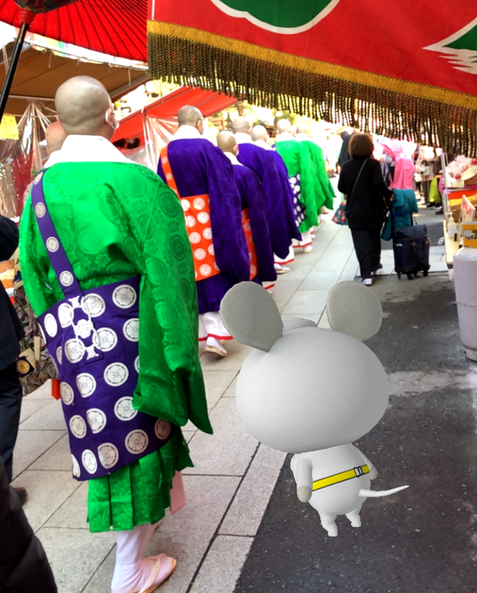 mariku0420's tweet photo. 節分豆撒き式開催中の高幡不動尊さんに遊びに来たでちゅ🐭
たくさんの屋台も出ていて良い匂い…🧀
ほんとに晴れてよかったでちゅ!
ふくはーーうちーー👹
#高幡不動尊
#豆撒式
#節分
#ねずみ
#mariku
#AR
#ゲーム
#マリク
#デザインアクト
#DESIGNACT https://t.co/a9R3LqskVm