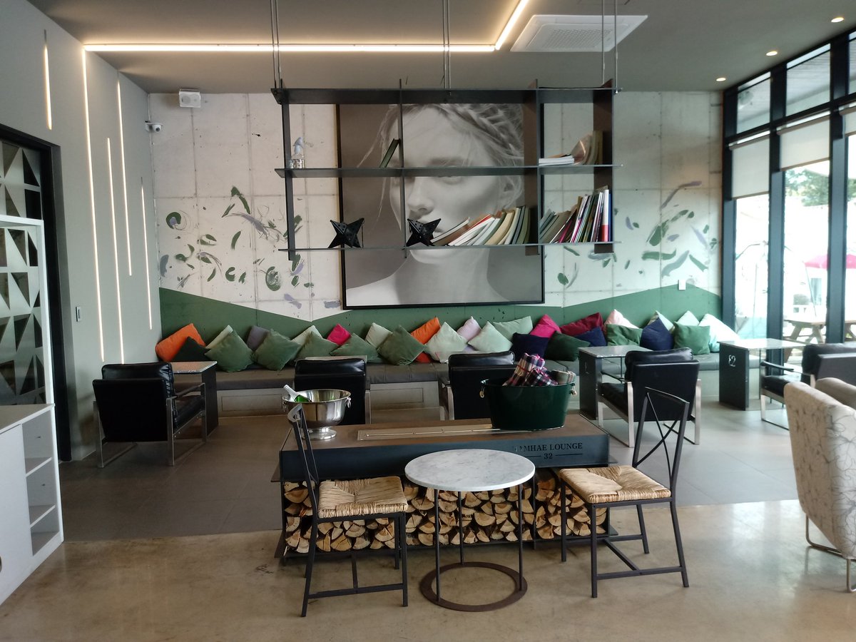 oops1945's tweet image. 행복하다는 게 뭘까. 
 
제자리에 있어야 할 것들이 언제나
그 자리를 지키고 있는 것.  
 
그것만큼 행복한 일이 또 있을까?  
 
사랑하는 사람과 가족들이
아무 일 없이 잘 살고 있는 것.
 
참으로 고마운 일일 것이다.

- '좋은 사람에게만 좋은 사람이면 돼' 중에서...