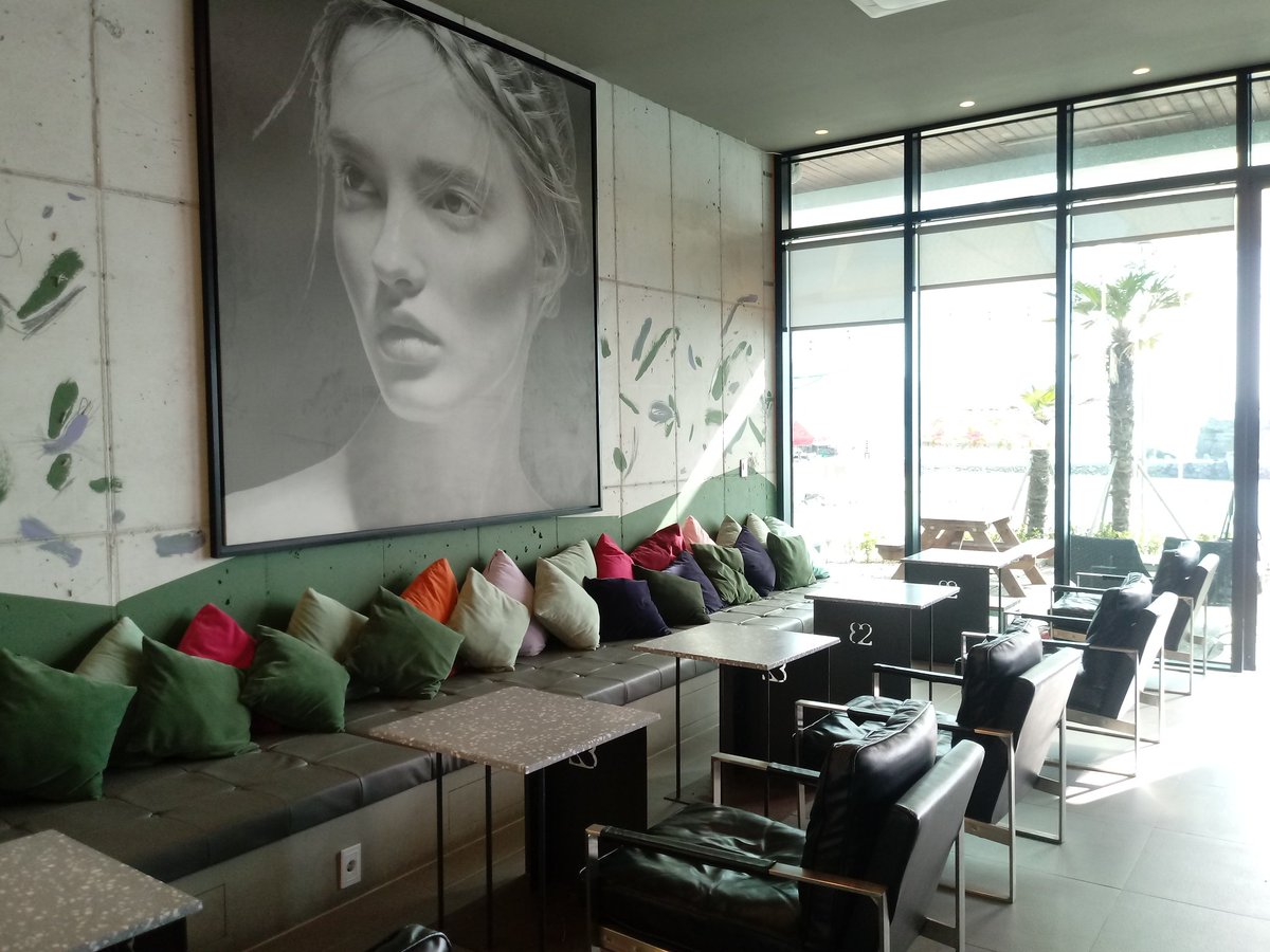 oops1945's tweet image. 행복하다는 게 뭘까. 
 
제자리에 있어야 할 것들이 언제나
그 자리를 지키고 있는 것.  
 
그것만큼 행복한 일이 또 있을까?  
 
사랑하는 사람과 가족들이
아무 일 없이 잘 살고 있는 것.
 
참으로 고마운 일일 것이다.

- '좋은 사람에게만 좋은 사람이면 돼' 중에서...