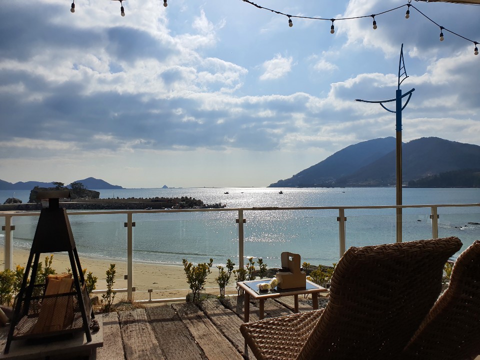 oops1945's tweet image. 행복하다는 게 뭘까. 
 
제자리에 있어야 할 것들이 언제나
그 자리를 지키고 있는 것.  
 
그것만큼 행복한 일이 또 있을까?  
 
사랑하는 사람과 가족들이
아무 일 없이 잘 살고 있는 것.
 
참으로 고마운 일일 것이다.

- '좋은 사람에게만 좋은 사람이면 돼' 중에서...