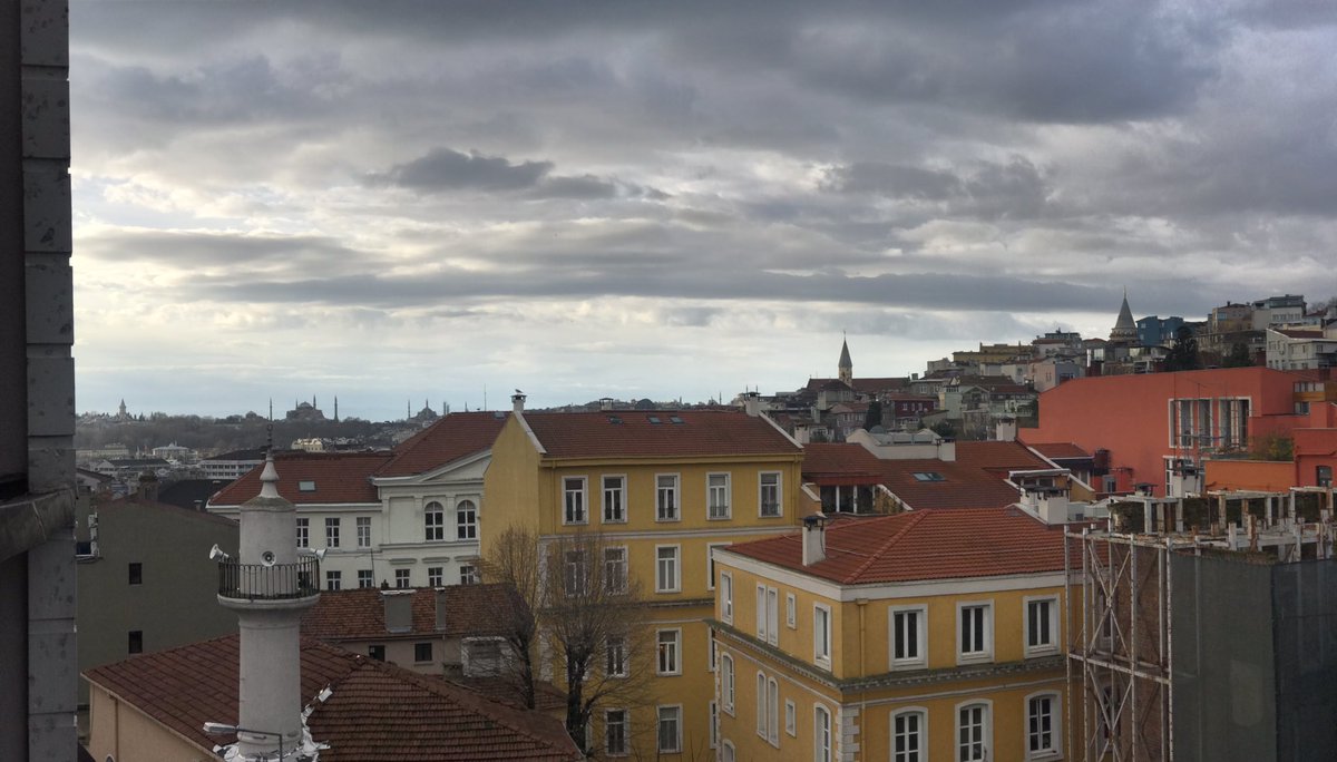 An itibari ile Galata 🤍 Muhteşem bir gökyüzü ile gün aydı 😊 #AsagiBakmayacagiz