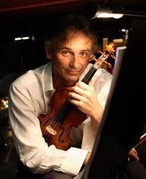 jburbain's tweet photo. Gustavo Dudamel directeur musical de l'Opéra de Paris ? "Un nom qui enthousiasme énormément l'orchestre" selon Frédéric Laroque, 1er violon solo
https://t.co/z9CAnxdBxY https://t.co/kP2WPkcfFK