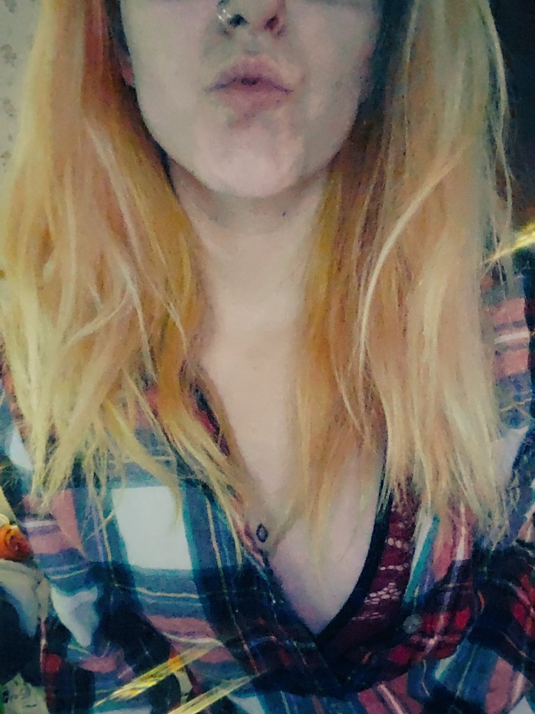 Sarah_Millz_'s tweet photo. Wanna watch me unbutton this flannel? https://t.co/qcnO8S0ya0