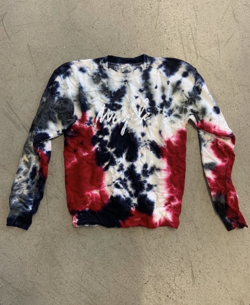perpetualdater's tweet photo. Tried my hand at tie dye... it’s not my thing. #tiedye #notgreat #butwehadfun #workparty #youtubefailedme #itsfine https://t.co/dDe95KeagN