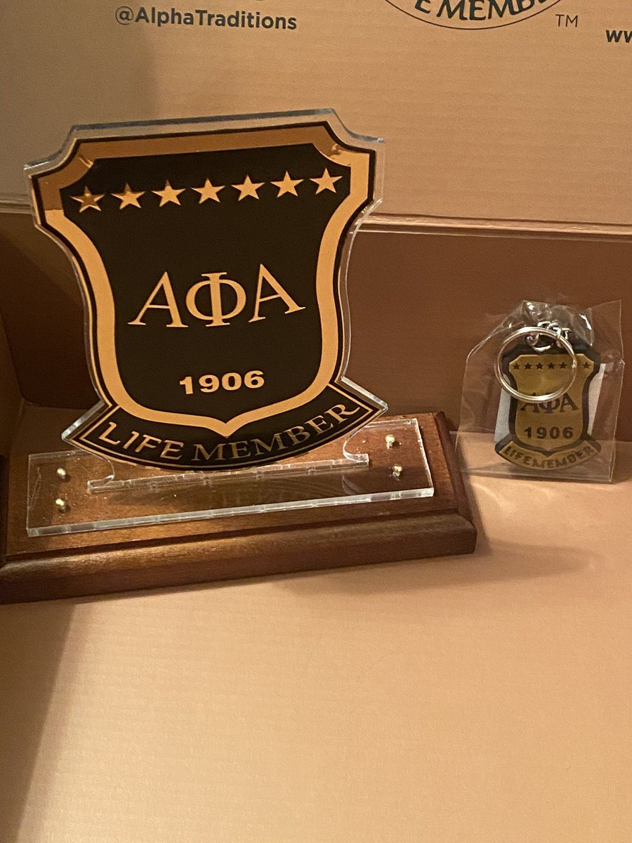 LSparrow1906's tweet photo. I absolutely love my new Alpha for Life Box. This is one of my favorite boxes so far. #LifeMember #AlphaBox
1. Life Member Afghan
2. Life Member Key ring
3. Life Member Desk plate plaque οΏΌ https://t.co/SAb4FXv0Ur