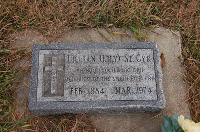 SemetraRhodes's tweet image. She is buried with her European and Native names with the inscription "Red Wing of the Silent Film Era" at the St. Augustine Mission Cemetery on her reservation of the Winnebago Tribe of Nebraska. #BOTD #LillianStCyr #NativeActor
