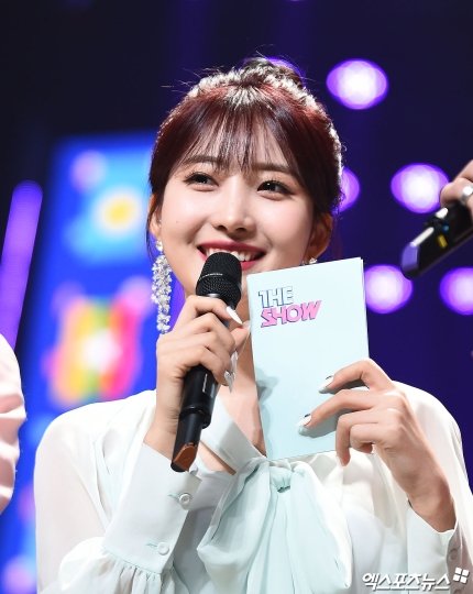 EVERGLOW_MY's tweet photo. Thank you MC Syeon for brightening our days. You're such a great artist. We will miss your syeon show 🤍

#ThankYouMCSihyeon #시현 #Sihyeon #EVERGLOW @EVERGLOW_twt https://t.co/PBooGZg1jr