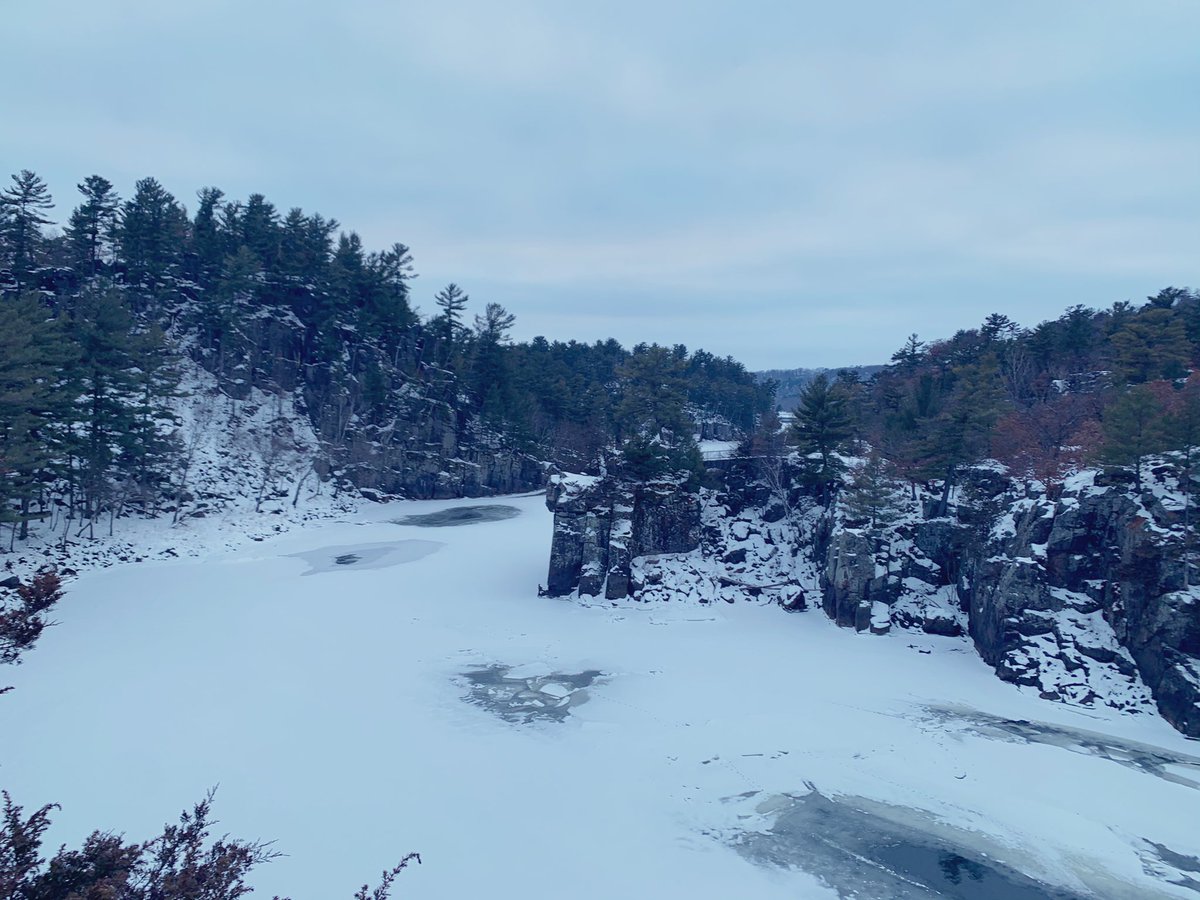 McDermedFox9's tweet photo. Mondayβs are for winter hikes with Millie π #wildriverpatk #interstatepark #mn #wi #optoutside @mndnr https://t.co/nqDTK3DiFn