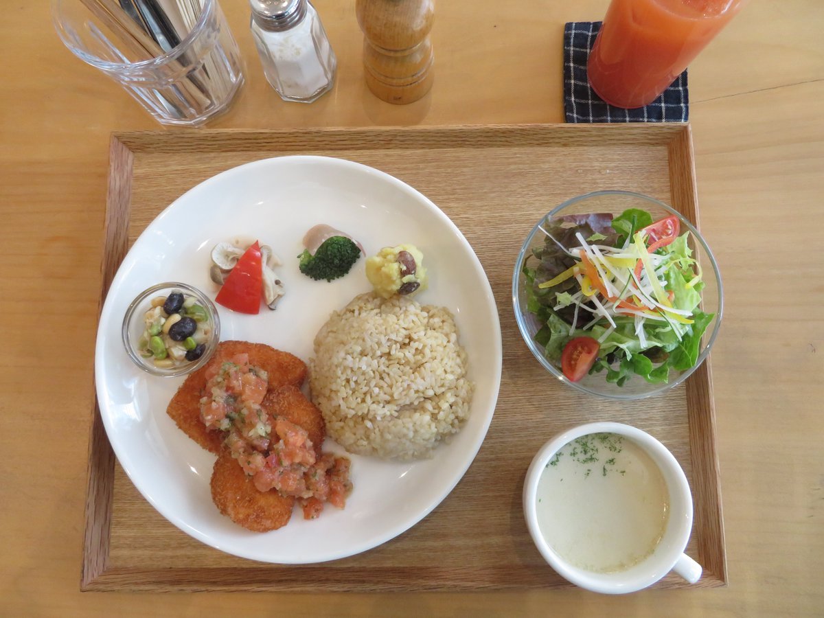 SHUNAN_kanko's tweet photo. 2/1～2/28　周南トマトメニューフェアが始まっています。
周南市産のトマト、ハウスでも栽培されるので冬でも美味しく召し上がることができます！
トマト好きの皆さん、ぜひ各店舗巡ってみてください🍅
今回は、オレンジカフェとソレーネ周南にあるベーカリーキッチン菜のご紹介です😊 https://t.co/agIPNNiW2p