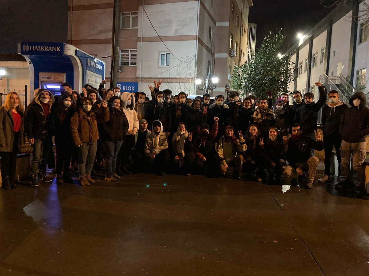 solcugazete's tweet photo. İstanbul'da, Boğaziçi’nde gözaltına alınan öğrenciler serbest bırakıldı:

#BundanSonrasıBizde
#AşağıBakmayacağız
#BogaziciAblukada https://t.co/QpEmAYYbMO