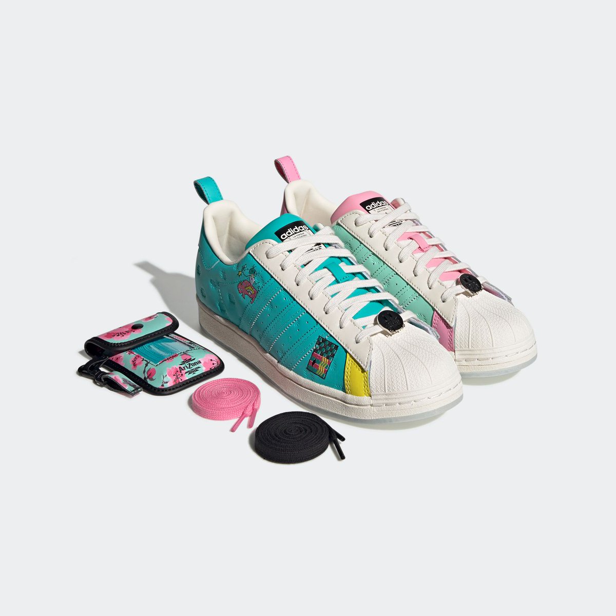 KCKC_Official's tweet photo. ・Superstar Arizona Iced Tea Sakura (GZ2877)
販売予定日：2021/02/04
販売価格：¥13,000 + tax

艶やかなレザーアッパーにアリゾナにインスパイアされた刺しゅうグラフィックを施し、有名なアリゾナティー缶にオマージュを捧げている。

https://t.co/BYDp1ZCc42

#KCKC #untied https://t.co/QG0MujfZPo