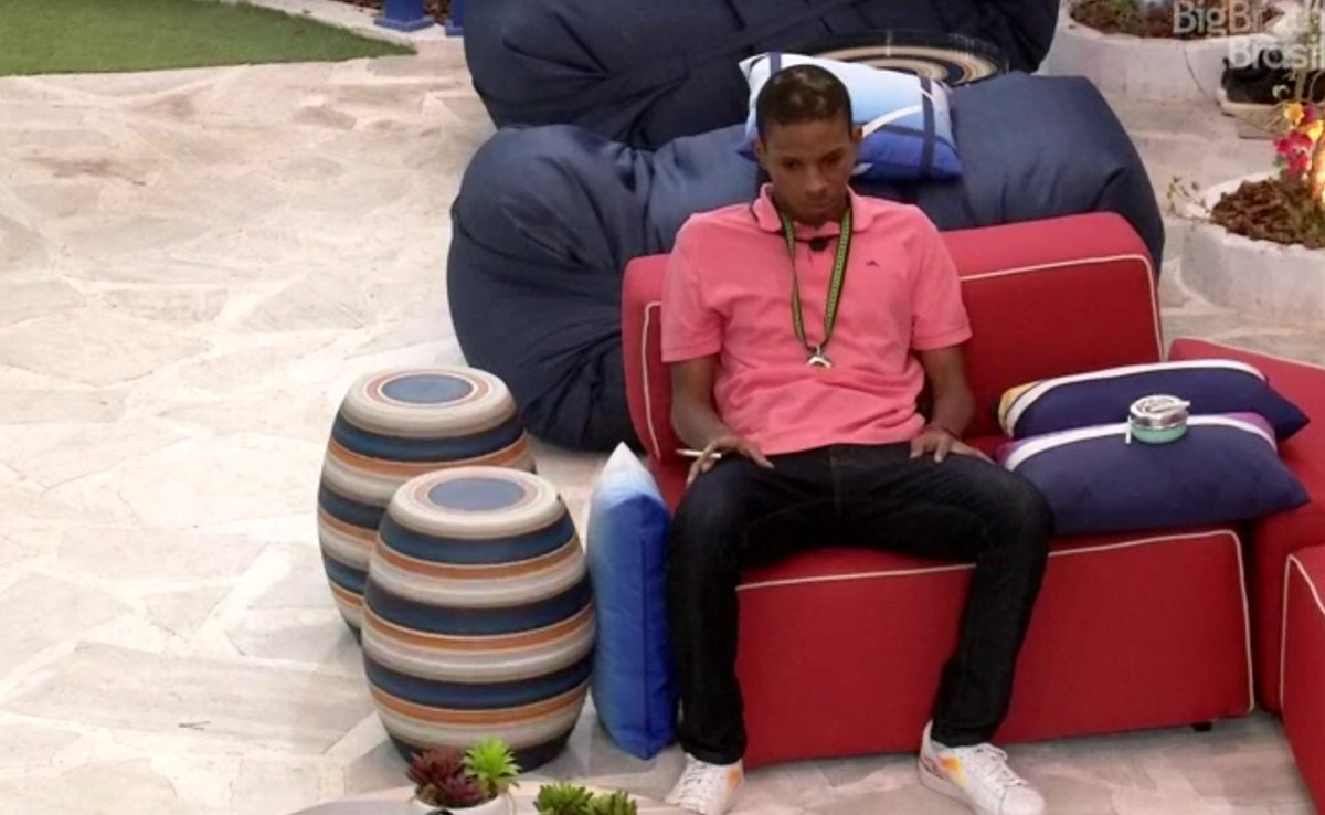 luquinha's tweet photo. excelente jogo da discórdia Boninho terminou de destruir o psicológico do menino que já tava só o paninho da cachorra #BBB21 https://t.co/OheSBtjxJJ