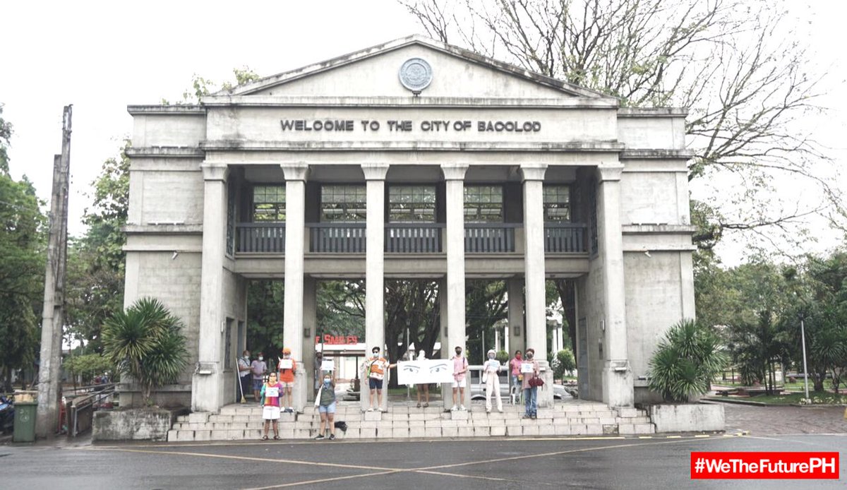 WeTheFuturePH's tweet photo. NOW HAPPENING: An independently organized action led by concerned youth of Bacolod takes place at the city’s Fountain of Justice as they call for “Paghidaet nga Nakasandig sa Katarungan” or “Peace Built on Justice”.
#ScrapTerrorLaw #ProtectDemocraticSpaces #WeTheFuturePH https://t.co/1pvK6824gM