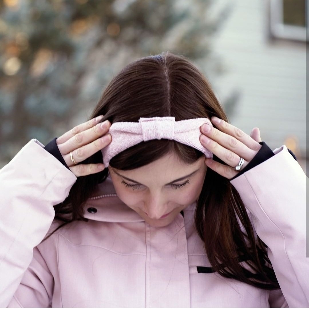 SheerStitchery's tweet photo. It is getting so cold here in Alberta as we head deep into winter.  I thought I would share a quick tutorial on how you can make your own headband ear warmers.  Full video is up on my YouTube. 
🎥 https://t.co/vNrAqTL9tR 📽
Pattern is from @@rebeccajpage and is the #cozyheadband https://t.co/23feU1NNlL