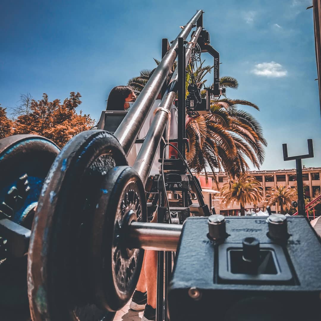 simonbascur10's tweet photo. Ustedes me ven ahí piolita cargando el steadycam, pero mi espalda la sufrió brigido. A punto de terminar con lumbago, naah broma, pero si que duele la columna.
Gracias inspector por decirme que me saque las manos de los bolsillos en el himno nacional.
#stedycam #huaweicámara https://t.co/zTq4qeWG4r
