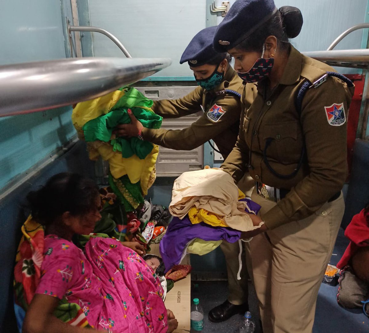 RailMinIndia's tweet photo. Caring for our passengers:
Railway staff in NorthEast Frontier Railway rendered all necessary help to a pregnant lady who gave birth inside a train at Guwahati station yesterday. 
Doctor attended the newborn &amp; the mother. Return journey, as desired by the lady, was also arranged. https://t.co/rweXh3uwGf